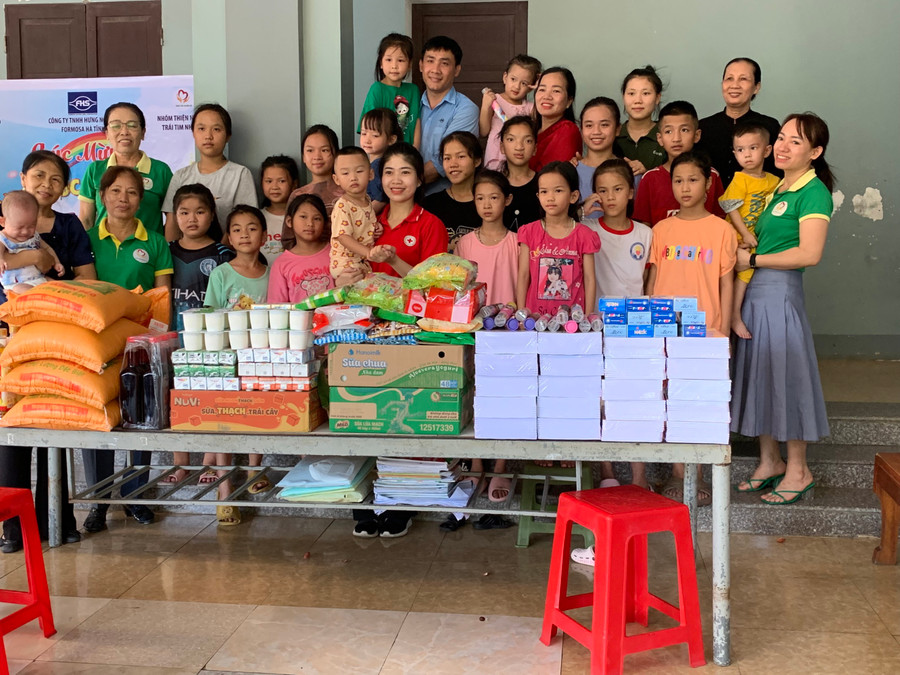 Đại diện Formosa Hà Tĩnh vui Tết thiếu nhi cùng các trẻ em tại các nơi nuôi dưỡng trẻ mồ côi. Đại diện Formosa Hà Tĩnh vui Tết thiếu nhi cùng các trẻ em tại các nơi nuôi dưỡng trẻ mồ côi.