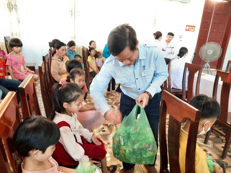 Hoạt động là nguồn động viên, góp phần xoa dịu bớt nổi đau bệnh tật của trẻ. Hoạt động là nguồn động viên, góp phần xoa dịu bớt nổi đau bệnh tật của trẻ.