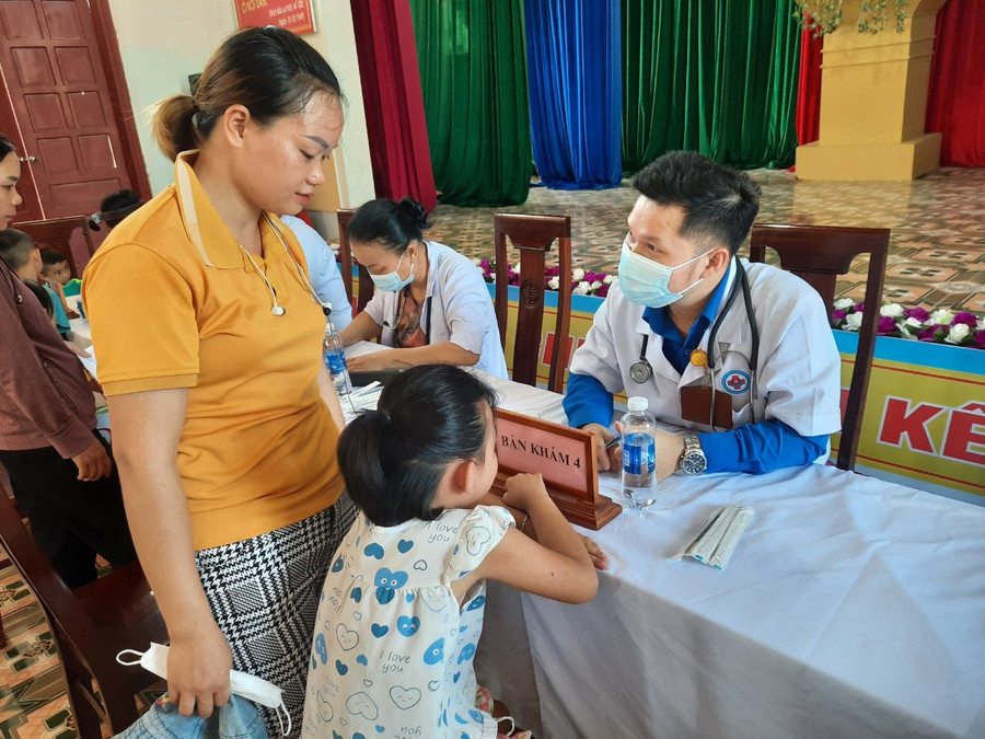 Formosa Hà Tĩnh phối hợp tổ chức khám và cấp phát thuốc cho trẻ em tại xã Kỳ Trung (huyện Kỳ Anh, Hà Tĩnh). Formosa Hà Tĩnh phối hợp tổ chức khám và cấp phát thuốc cho trẻ em tại xã Kỳ Trung (huyện Kỳ Anh, Hà Tĩnh).