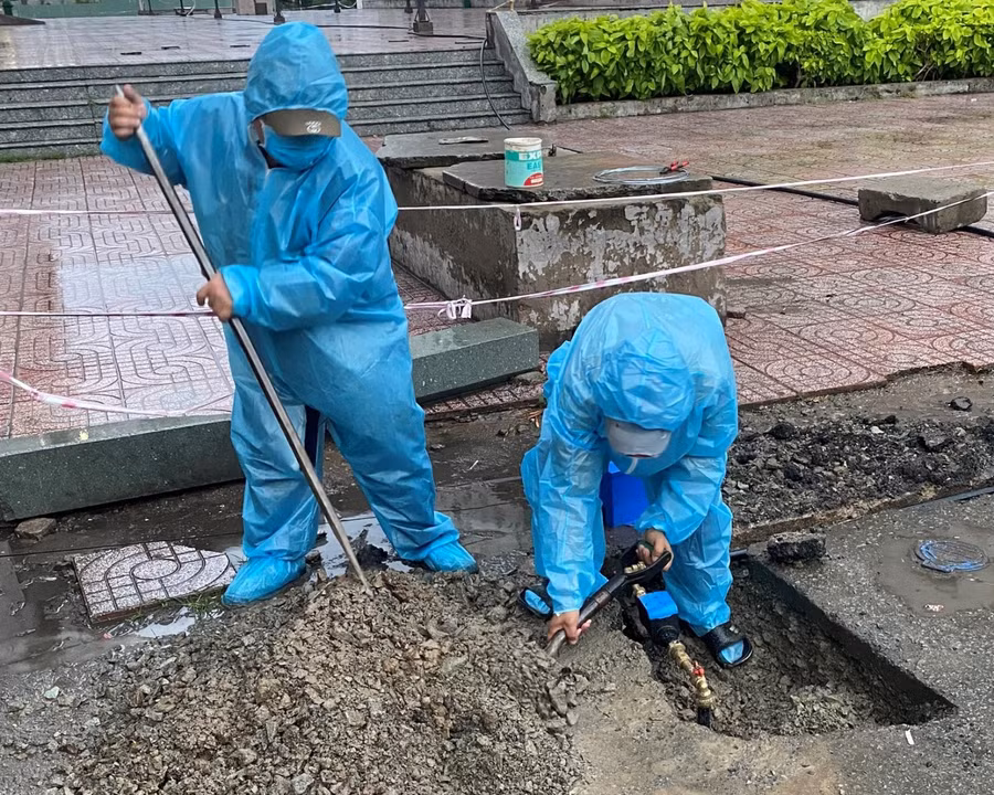 Công nhân công ty Sawaco làm việc trong thời điểm Thành phố Hồ Chí Minh thực hiện giãn cách do ảnh hưởng bởi đại dịch Covid-19.