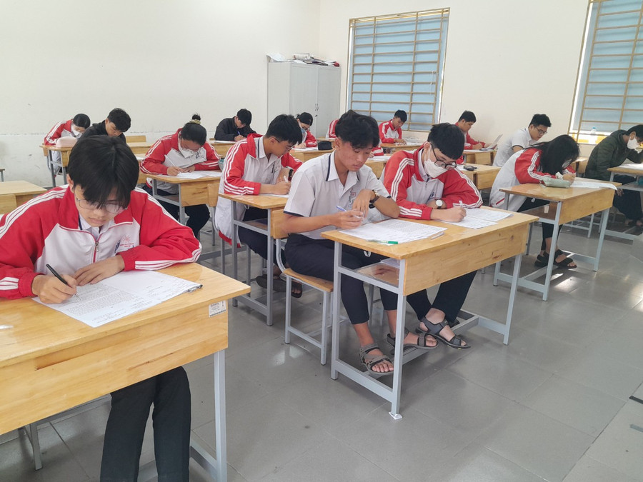 Học sinh lớp 12, trường THCS và THPT Liên Việt Kon Tum ôn luyện đề thi. Học sinh lớp 12, trường THCS và THPT Liên Việt Kon Tum ôn luyện đề thi.
