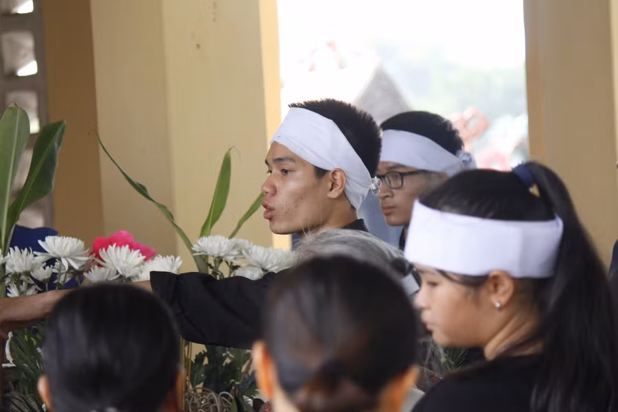 Sáng ngày 28/10, rất đông người thân, họ hàng cùng người dân đã có mặt tại căn nhà của ông Trần Trung Úy (bố nữ sinh Hiền - địa chỉ tại xã Nguyễn Trãi, huyện Thường Tín, Hà Nội) để chia buồn với gia đình và tiễn đưa nữ sinh về nơi an nghỉ.