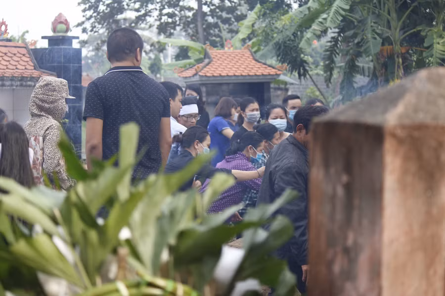 Hàng trăm người đau đớn đưa tiễn nữ sinh Học viện Ngân hàng về nơi an nghỉ ảnh 10