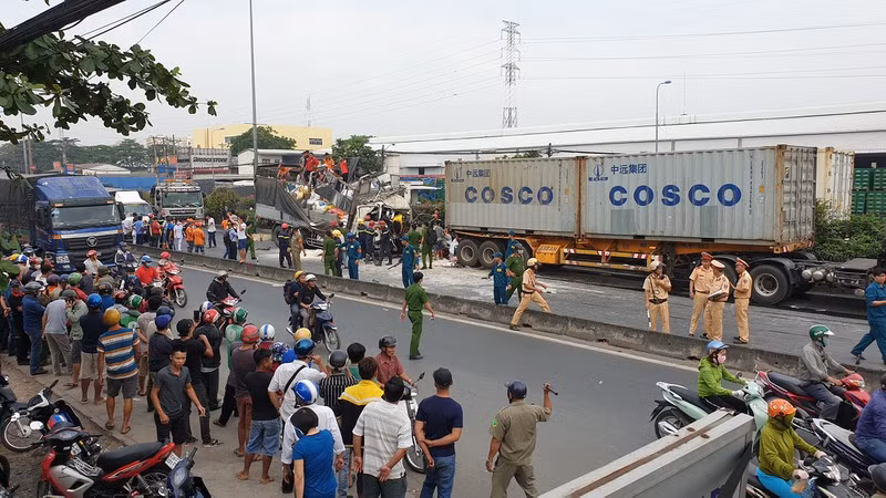 Hiện trường một vụ tai nạn giao thông khiến 3 người tử vong xảy ra ở TP. HCM đầu tháng 3/2020