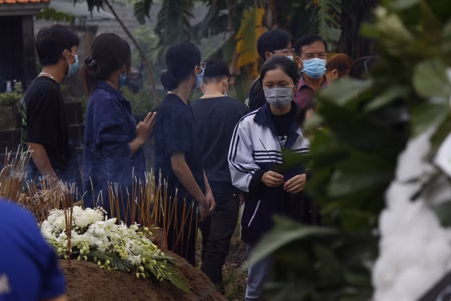 Thi thể nạn nhân được cơ quan chức năng tiến hành giám định pháp y phục vụ công tác điều tra vụ án sau đó được bàn giao cho gia đình.