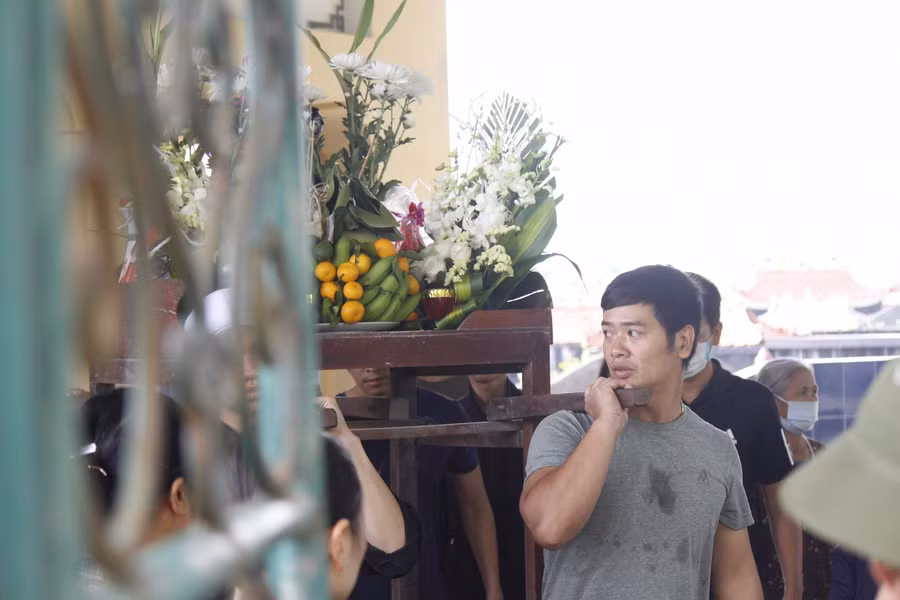 Sau khi tiến hành xong các thủ tục pháp y liên quan, tối ngày 27/10, thi thể nữ sinh Trần Thúy Hiền – Sinh viên HV Ngân hàng bị sát hại đã được cơ quan chức năng bàn giao cho người thân về lo hậu sự.