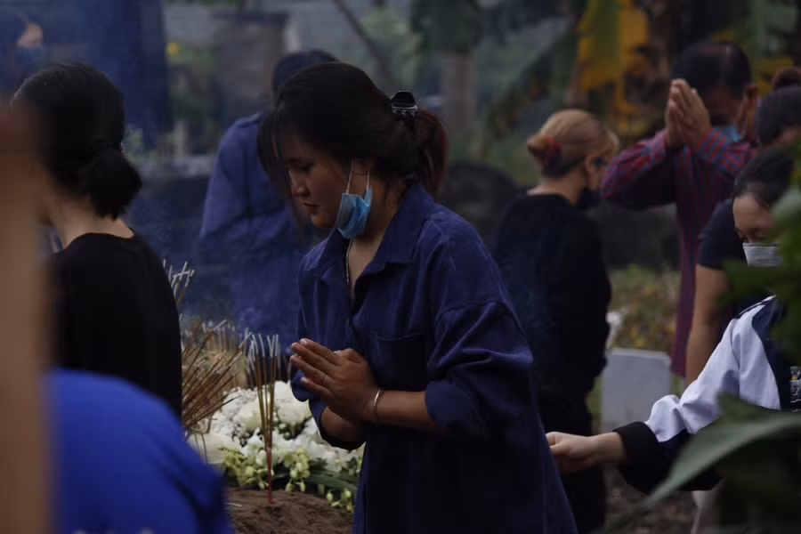 Hàng trăm người đau đớn đưa tiễn nữ sinh Học viện Ngân hàng về nơi an nghỉ ảnh 12