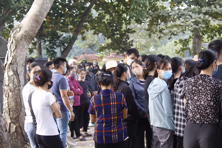 Hàng trăm người đau đớn đưa tiễn nữ sinh Học viện Ngân hàng về nơi an nghỉ ảnh 3