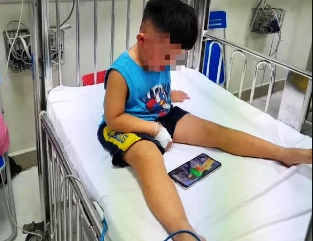Cháu bé 3 tuổi hiện đang được chăm sóc, điều trị tại bệnh viện.
