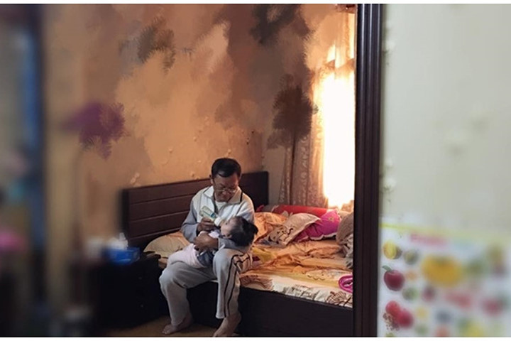 Xúc động với hình ảnh ông nội bế cháu gái, cho uống sữa