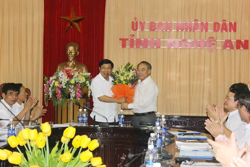 TT NVHiển tặng hoa chúc mừng ông NXĐường vừa được bầu giữ chức PBT Tỉnh uỷ, CT UBND tỉnh Nghệ An