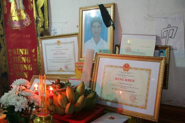 Bộ trưởng Bộ GD&ĐT truy tặng Bằng khen cho học sinh Nguyễn Văn Nam ảnh 1 Bằng khen của Bộ trưởng Bộ GD&ĐT cho học sinh Nguyễn Văn Nam vì dũng cảm cứu người bị nạn