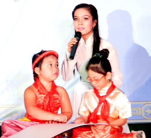 Thí sinh Phạm Thị Trang đang kể câu chuyện “Bác Hồ đến thăm các cháu mồ côi ở trại Kim Đồng” đoạt giải nhất.