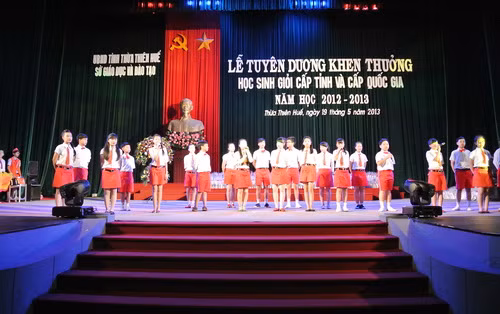 Thừa Thiên- Huế: Khen thưởng học sinh giỏi nhân Lễ báo công dâng Bác