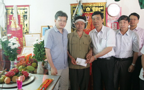 Thay mặt tập thể báo GD&TĐ, Phó Tổng biên tập Nguyễn Quốc Chính gửi lời chia buồn tới gia đình em Nam mặt tập thể Báo GD&TĐ, Phó Tổng biên tập Nguyễn Quốc Chính gửi lời chia buồn tới gia đình em Nam