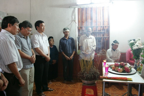 Đi cùng đoàn có đại diện lãnh đạo Sở GD&ĐT, Báo Giáo dục & Thời đại Đi cùng đoàn có đại diện lãnh đạo Sở GD&ĐT, Báo Giáo dục & Thời đại