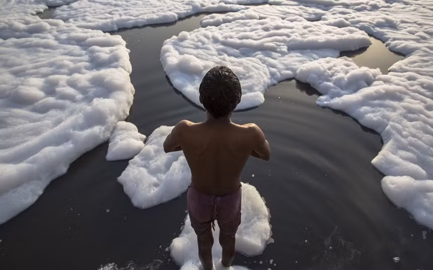 Trẻ em xúc động bên cạnh vợ chồng Kim Jung-Un ảnh 4 Indian men bathe in a polluted section of the Yamuna River, on the outskirts of New Delhi. The Yamuna river, holy to Hindus, traverses various urban centres like Delhi, Mathura, and Agra.
