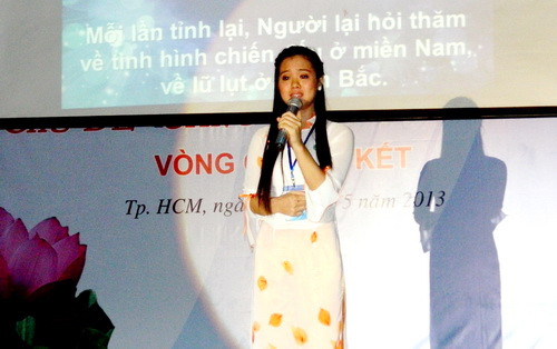 Thí sinh Nguyễn Thụy Như Thùy đang kể câu chuyện “Tình yêu của Bác Hồ dành cho những khúc dân ca” đoạt giải nhì.