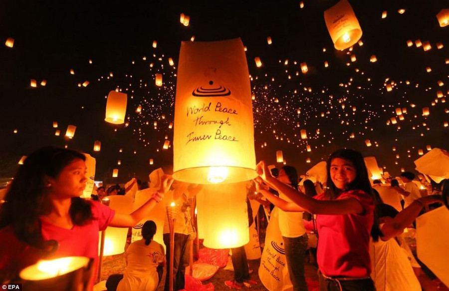 Philippines gửi thông điệp hòa bình qua kỷ lục thả đèn trời ảnh 1 Uplifted: The volunteers look on in awe as they prepare to add their lantern to the thousands above. The spectacular images convey the meditative spirit of the event Read more: http://www.dailymail.co.uk/news/article-2330697/Spectacular-images-Thousands-students-release-lanterns-night-sky-new-world-record.html#ixzz2UHEQ5ca4 Follow us: @MailOnline on Twitter | DailyMail on Facebook