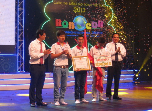 Trao giải Quán quân cho đội Robot LH – SEE – Trường ĐH Lạc Hồng - Vô địch cuộc thi Sáng tạo Robot Việt Nam 2013