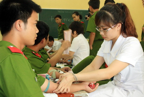 Nữ bác sĩ xinh đẹp trong ngày hội hiến máu. Ảnh: gdtd.vn