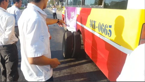 Xe bus đang chạy, long 2 bánh sau