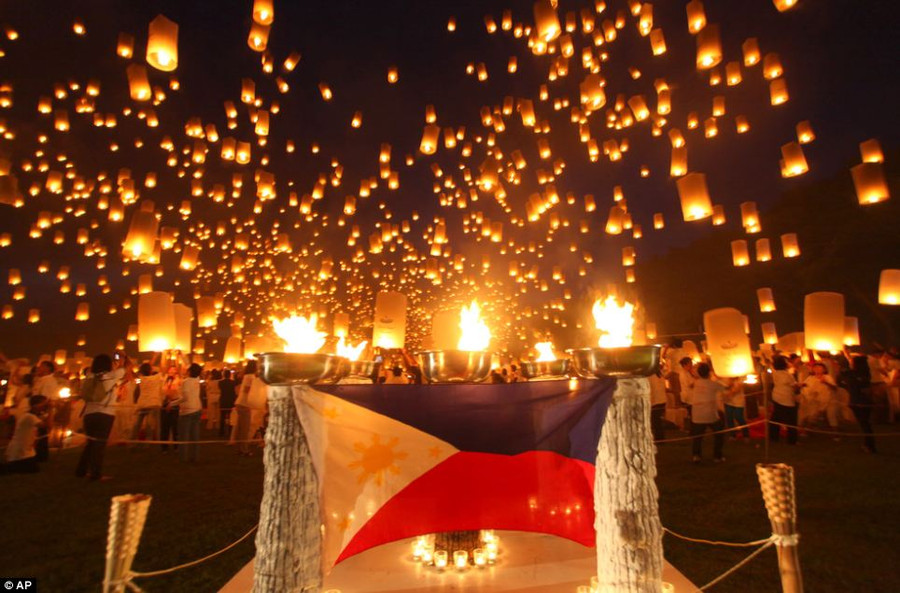 Philippines gửi thông điệp hòa bình qua kỷ lục thả đèn trời ảnh 3 Calming sight: Sky lanterns, also known as Chinese lanterns, are small hot air balloons made of paper, with an opening at the bottom where a small fire is suspended Read more: http://www.dailymail.co.uk/news/article-2330697/Spectacular-images-Thousands-students-release-lanterns-night-sky-new-world-record.html#ixzz2UHEngG4y Follow us: @MailOnline on Twitter | DailyMail on Facebook
