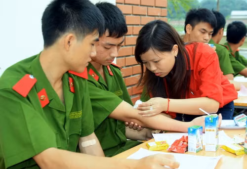 Tận tình chăm sóc sau lấy máu. Ảnh: gdtd.vn