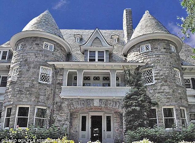 Ngắm ngôi nhà xác lập kỷ lục về giá tại Mỹ ảnh 1 The mansion was originally styled as Victorian and French Renaissance Read more: http://www.dailymail.co.uk/news/article-2326492/The-190-million-fixer-upper-Greenwich-mansion-listed-record-setting-price-tag-needs-new-kitchen-significant-repairs.html#ixzz2Tepy8Wmy Follow us: @MailOnline on Twitter | DailyMail on Facebook