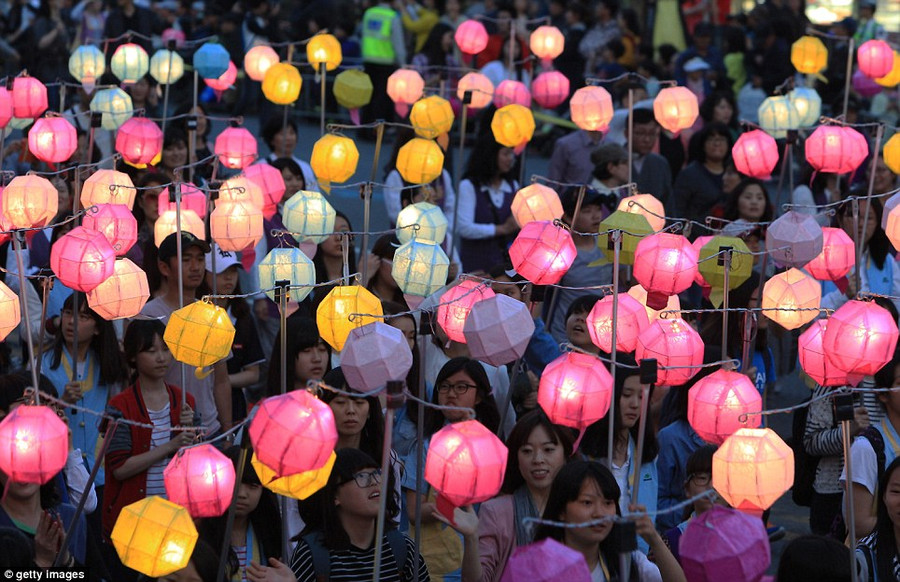 Twilight procession: Thousands of South Koreans turned out foe the celebrations Read more: http://www.dailymail.co.uk/news/article-2323047/South-Korea-lit-sea-lanterns-Seoul-prepares-mark-Buddha-s-birthday.html#ixzz2T5UKw4Tf Follow us: @MailOnline on Twitter | DailyMail on Facebook