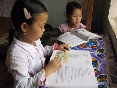 Học sinh dân tộc Chứt