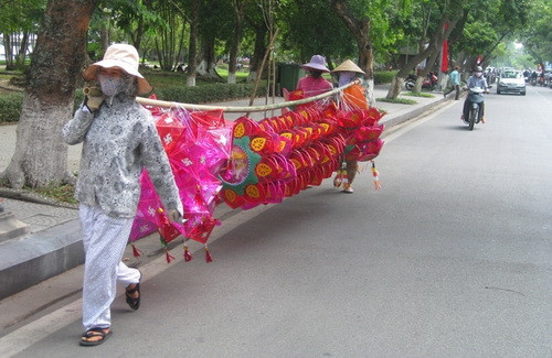 Lồng đèn theo chân các chị đi khắp Huế