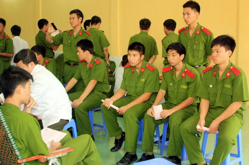 Các học viên, chiến sĩ trẻ đang đợi đến lượt lấy máu. Ảnh: gdtd.vn