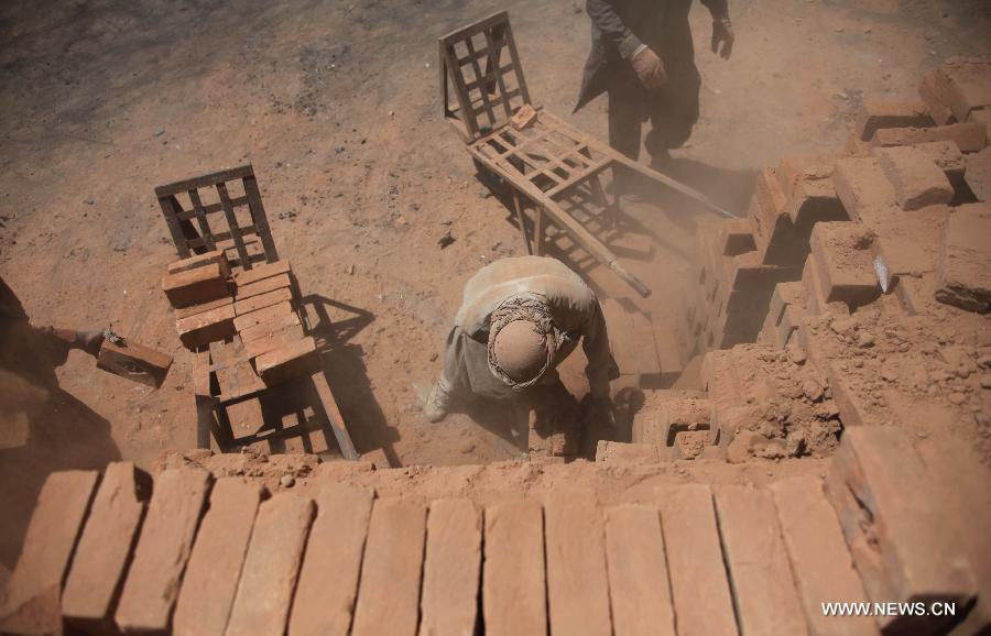 Thế giới kỷ niệm Ngày Quốc tế Lao động 2013 ảnh 6 Afghan labors work on the International Labor Day in Kabul, Afghanistan on May 1, 2013. (Xinhua/Ahmad Massoud)