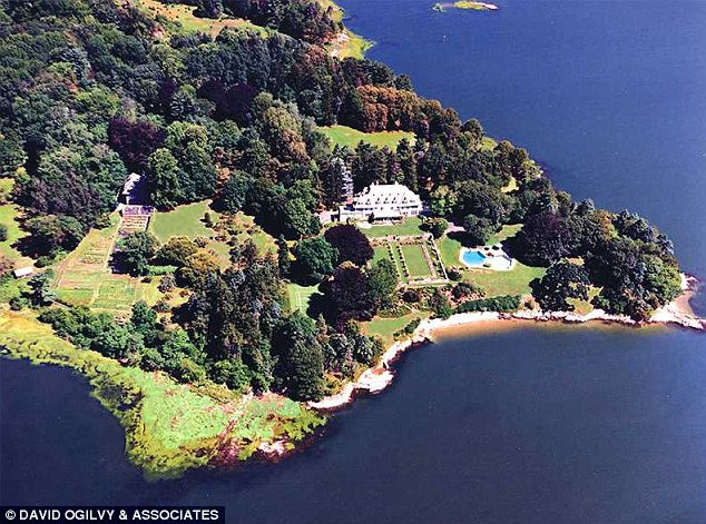 Ngắm ngôi nhà xác lập kỷ lục về giá tại Mỹ ảnh 2 The home comes with nearly a mile of shorefront property Read more: http://www.dailymail.co.uk/news/article-2326492/The-190-million-fixer-upper-Greenwich-mansion-listed-record-setting-price-tag-needs-new-kitchen-significant-repairs.html#ixzz2Teq82iYa Follow us: @MailOnline on Twitter | DailyMail on Facebook