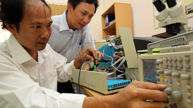 Giảng viên Trường ĐH Công nghệ Sài Gòn nghiên cứu chế tạo thiết bị Test.chip và IC. Giảng viên Trường ĐH Công nghệ Sài Gòn nghiên cứu chế tạo thiết bị Test.chip và IC.