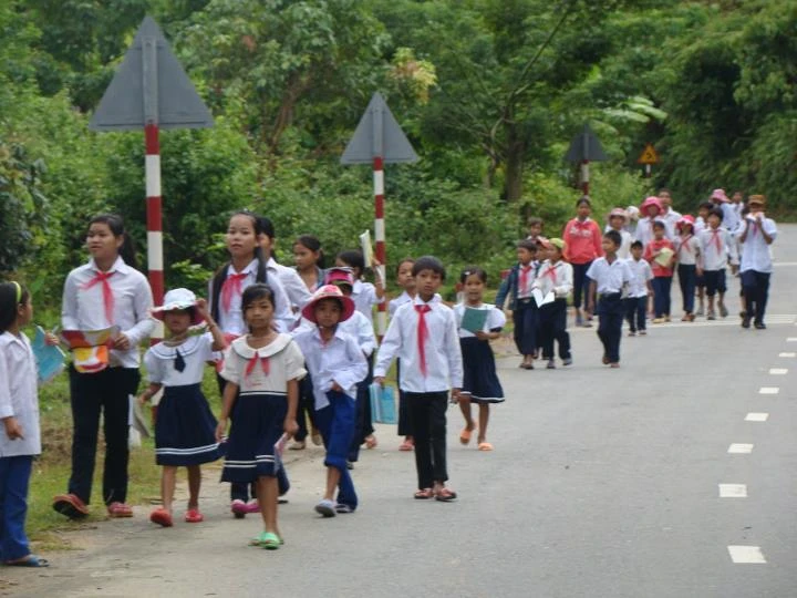 An toàn cho trẻ khi đi bộ đến trường: Cần nhất là nâng cao ý thức...