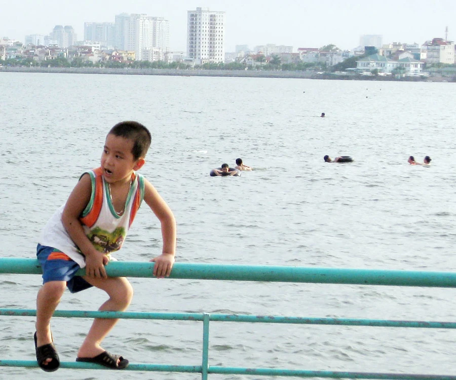 Ngày hè, trẻ &quot;khát&quot; sân chơi