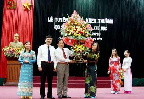 Đất Tổ tôn vinh học sinh tiêu biểu, xuất sắc