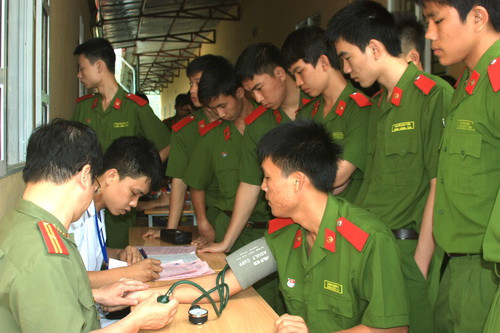 Đo huyết áp, kiểm tra các điều kiện khác trước khi hiến máu. Ảnh: gdtd.vn