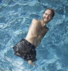 Nick Vujicic trong một hoạt động thể thao và Bìa cuốn sách thứ 3 của Nick được dịch sang tiếng Việt Mô tả ảnh.