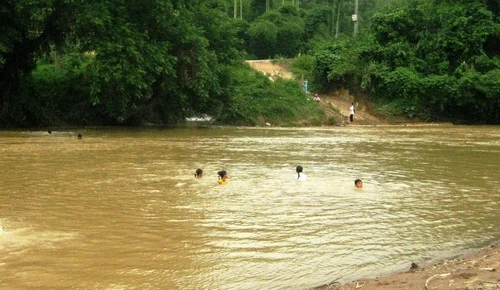 Hiểm họa trẻ đuối nước từ những khúc sông quê