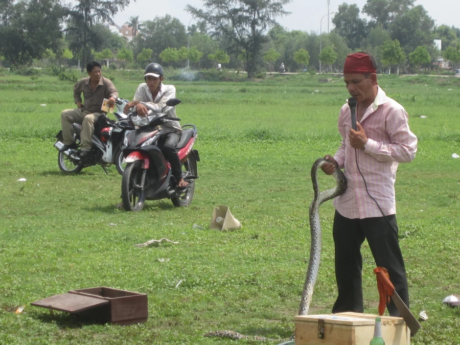 Lật tẩy chiêu trò &quot;đạo sỹ&quot; bán thuốc dạo