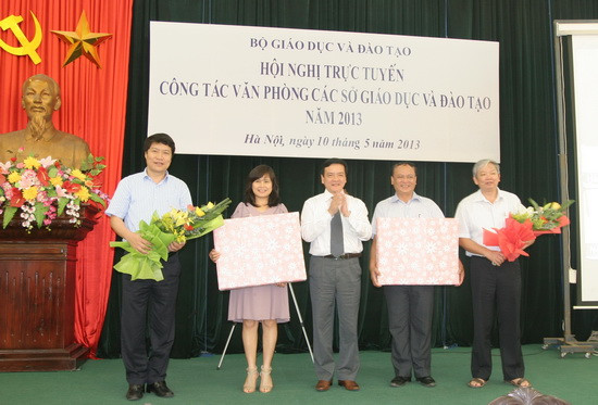 Văn phòng Bộ GD&ĐT khen thưởng cho các tập thể và cá nhân có thành tích xuất sắc