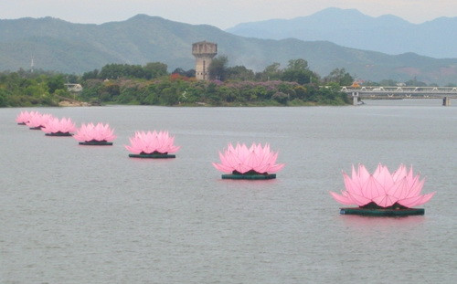 7 đóa sen đã được đặt xuống dòng Hương báo hiệu mùa Phật Đản 2013 PL.2557 đã về