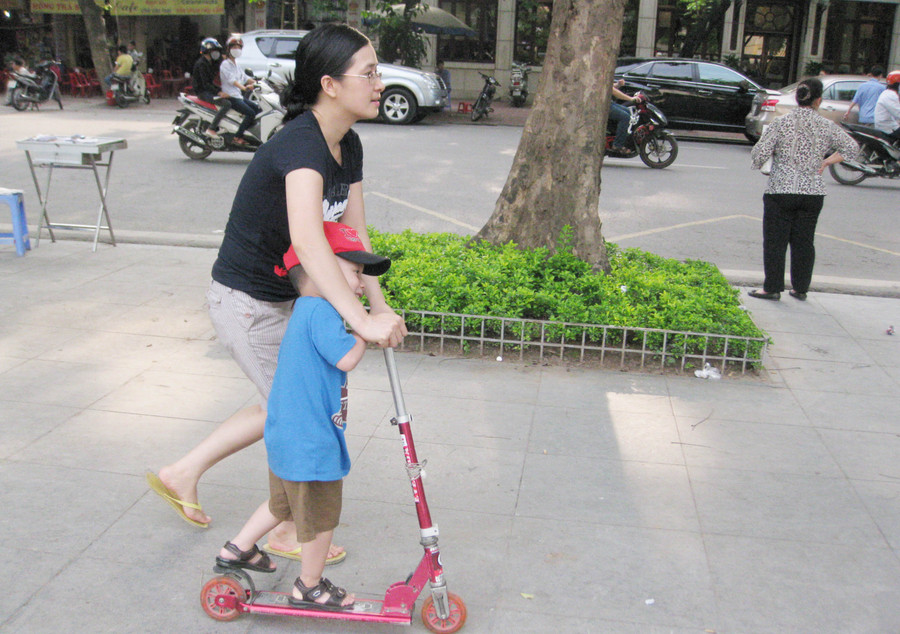 Vỉa hè vẫn là “sân chơi” quen thuộc của trẻ em Hà Nội. Ảnh: Thanh Tùng