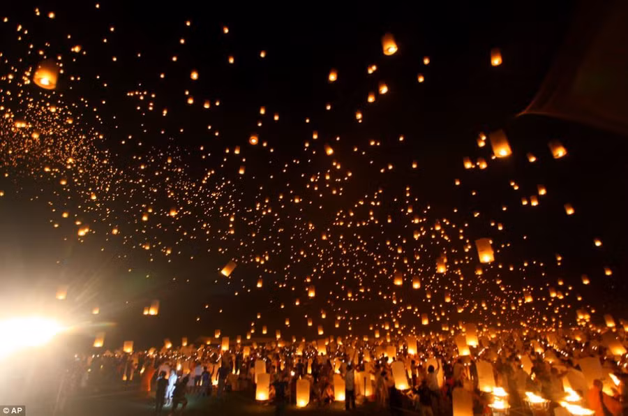 Illuminated: Sky lanterns are also known as sky candles or fire balloons. The volunteers were briefed in how to release them in the air safely Read more: http://www.dailymail.co.uk/news/article-2330697/Spectacular-images-Thousands-students-release-lanterns-night-sky-new-world-record.html#ixzz2UHF7DnmG Follow us: @MailOnline on Twitter | DailyMail on Facebook