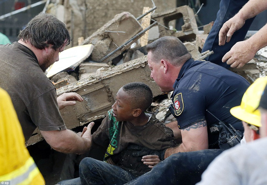 A boy is pulled from beneath a collapsed wall at the Plaza Towers Elementary School Read more: http://www.dailymail.co.uk/news/article-2328000/US-tornadoes-Yet-heartbreak-Oklahoma-massive-tornado-touches-highly-populated-suburb.html#ixzz2TtMdn53l Follow us: @MailOnline on Twitter | DailyMail on Facebook