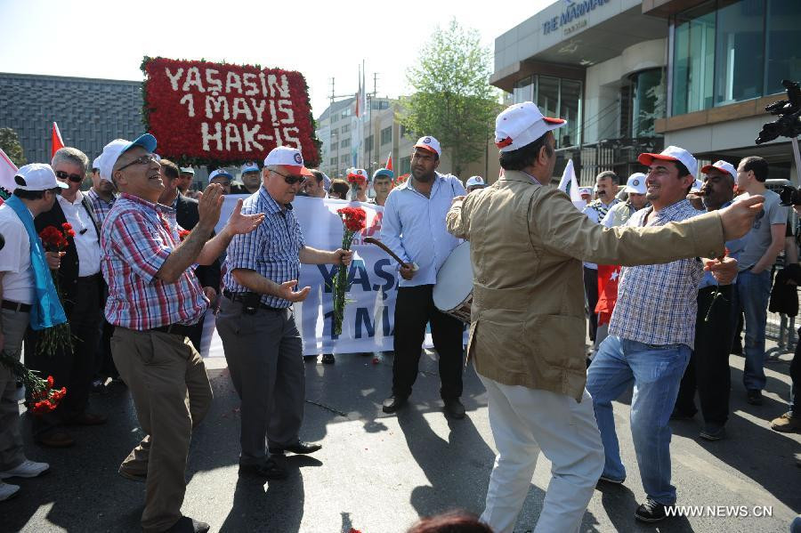 Thế giới kỷ niệm Ngày Quốc tế Lao động 2013 ảnh 8 Turkish union members parade into Taksim Square to commemorate the Laber Day in Istanbul, Turkey, on May 1, 2013. Each year, Turkish union members, political parties and movements usually hold rallies at Taksim Square in Istanbul on May 1. This year, however, the government banned such rallies, citing security concerns over the ongoing construction work at the iconic square. (Xinhua/Lu Zhe)