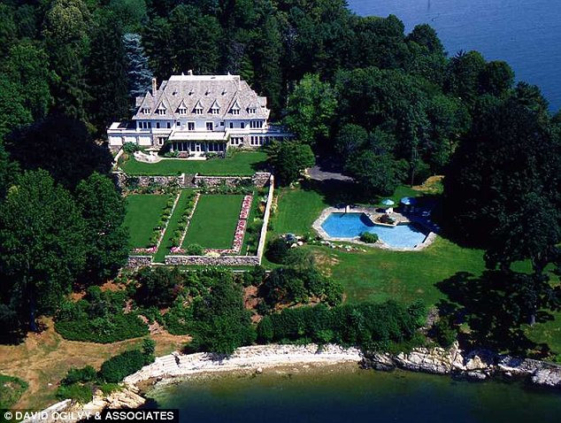 Ngắm ngôi nhà xác lập kỷ lục về giá tại Mỹ ảnh 3 A horticulturalist with the New York Botanical Garden oversees the upkeep of the gardens Read more: http://www.dailymail.co.uk/news/article-2326492/The-190-million-fixer-upper-Greenwich-mansion-listed-record-setting-price-tag-needs-new-kitchen-significant-repairs.html#ixzz2TeqF1En1 Follow us: @MailOnline on Twitter | DailyMail on Facebook
